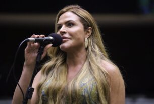 Deputada Silvye Alves fala ao microfone