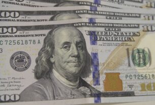 Dólar cai para R$ 5,43 e atinge menor valor desde setembro