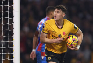 Wolves acerta contratação definitiva de Strand Larsen