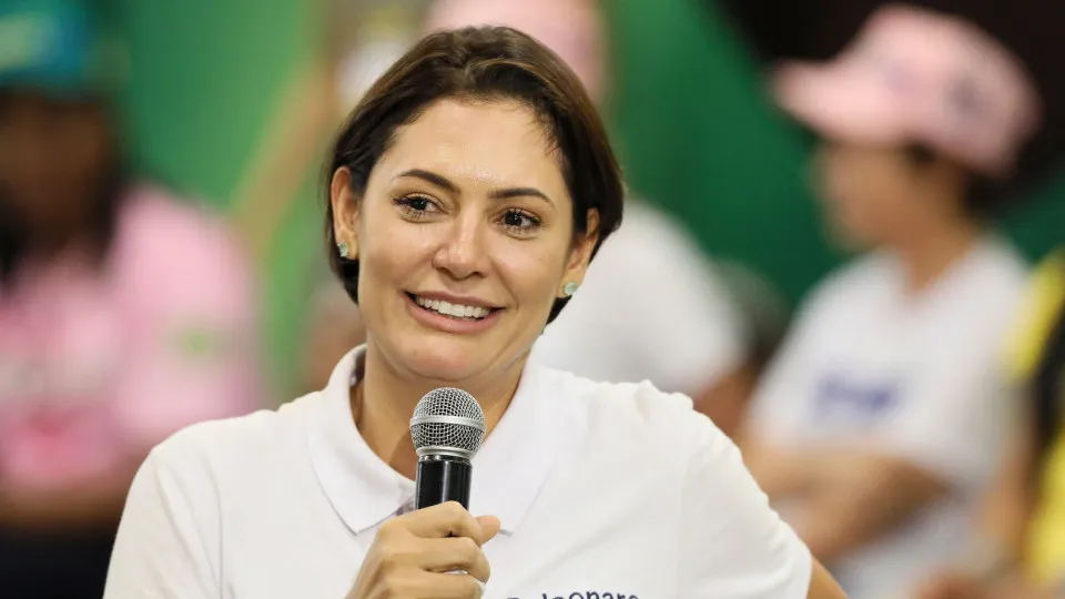 Michelle defende candidatura de Bolsonaro e diz não querer ser presidente