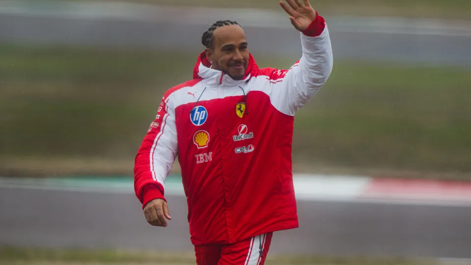 Hamilton prevê recomeço na Ferrari após temporada desastrosa: